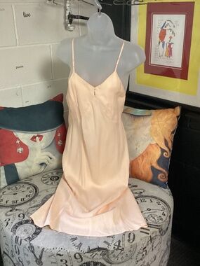 Vintage 30/s. 40/ s rayon bias cut nightgown PEACH. HOLLYWOOD GLAMOUR sz 36